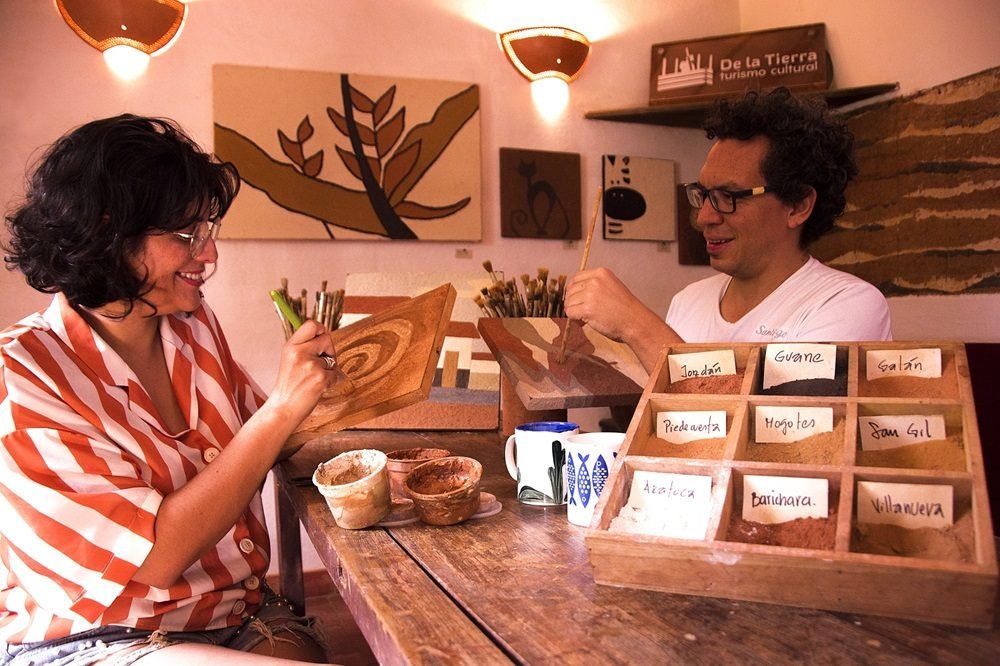 Lina y Santiago en su taller de Barichara